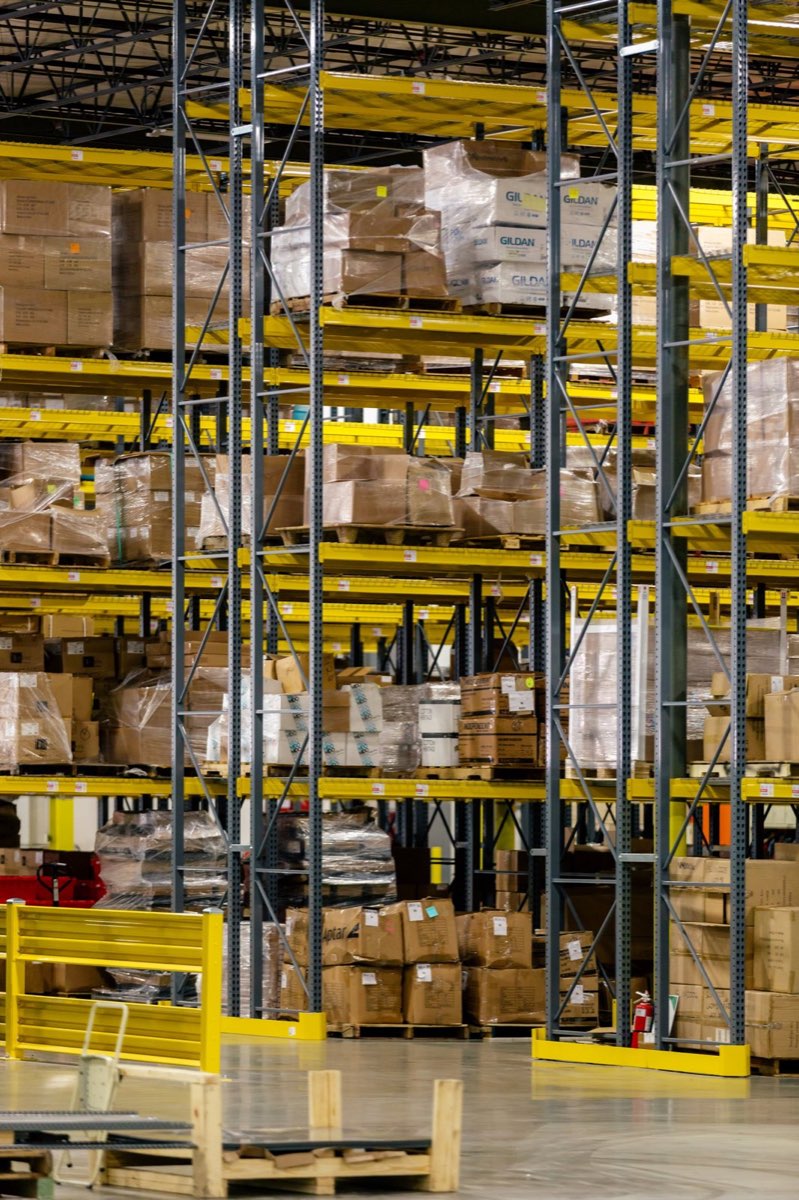 Cartons sur les étagères de l'entrepôt