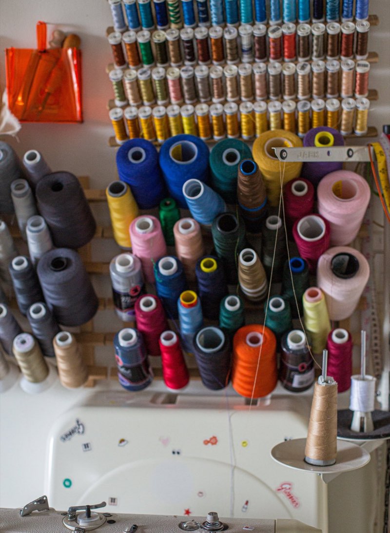 Mur de bobines de fil de toutes les couleurs
